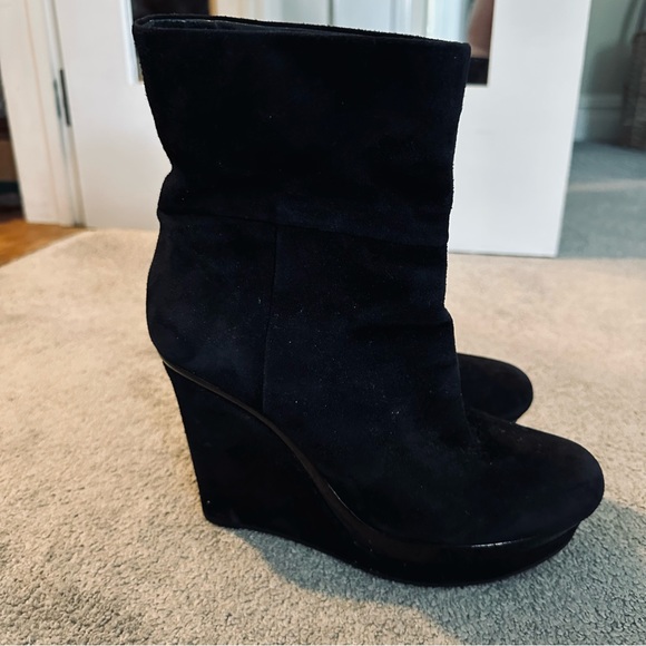 Via Spiga worn 3-4 times. Check the soles.. show no wear!Beautiful suedeNo scuff - Picture 4 of 6